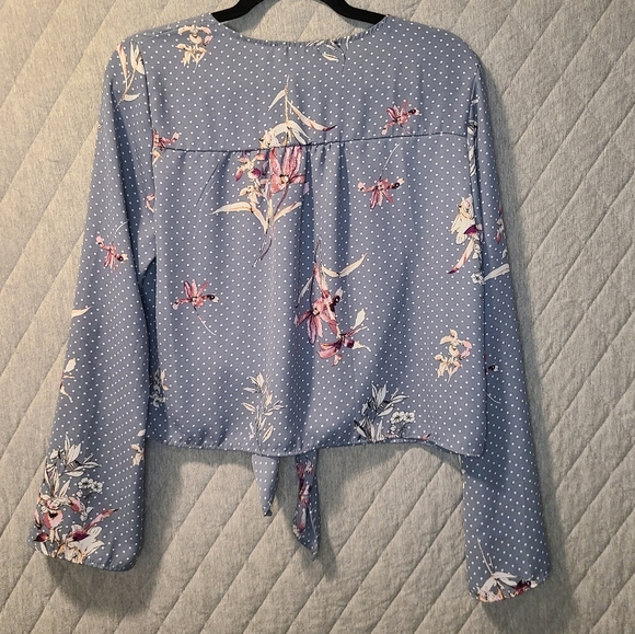 LIKE NEW! BUY 2,GET 1 FREE TOPS! Light Blue Floral Lightweight Button Up✨️Size L - Picture 4 of 5